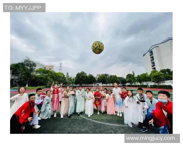 足球明星与汉服文化碰撞融合 打破时尚界限的传统与现代交融之美