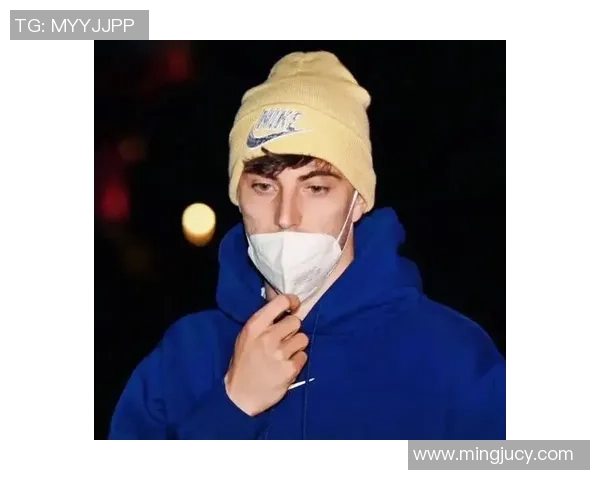 足球明星童年时期的经典头像揭秘：从小展现天赋的未来足球巨星