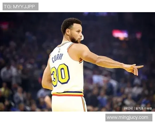 足球球星运动鞋女款穿搭示范打造时尚运动风潮流感