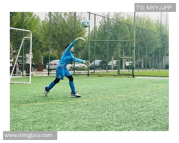 足球守门员女星风采展现 强力守门技术与魅力并存